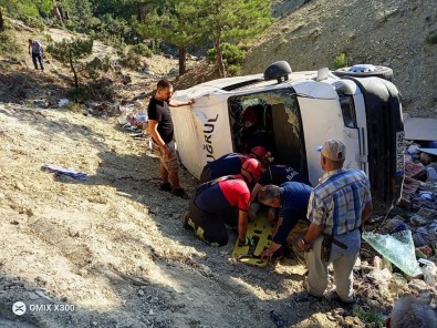 Hirdavat Malzemeleri Tasiyan Minibüs Sarampole Yuvarlandi