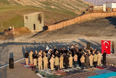 Süleyman Soylu, bayram namazını askerlerle kıldı!