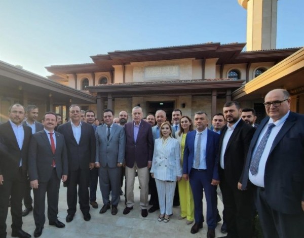 Başkan Erdoğan, Muğla'da bayram namazı çıkışında partililerle bayramlaştı!