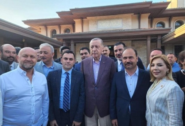 Başkan Erdoğan, Muğla'da bayram namazı çıkışında partililerle bayramlaştı!