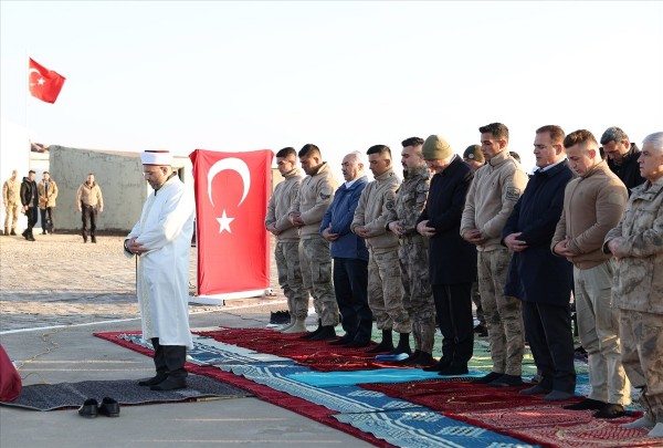 Süleyman Soylu, bayram namazını askerlerle kıldı!