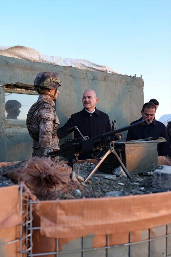 Süleyman Soylu, bayram namazını askerlerle kıldı!