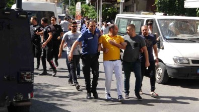 6Kisinin Yaralandigi, 5 Kisinin Gözaltina Alindigi Kazada Ortalik Savas Alanina Döndü