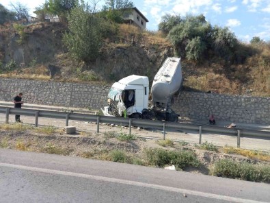 Ankara'daki Kazada Bir Tir 25 Metre Yükseklikten Yere Çakildi