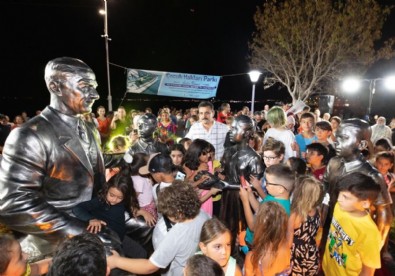 İzmir Dikili'de vatandaşlar su çilesi çekerken CHP'li başkan heykel açılışı yaptı!