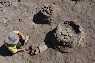 Ahlat Kazilari Tarihe Isik Tutuyor