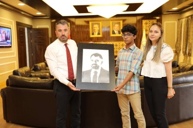 Bangladesli Ressam Jawad Ashfaq Navid'den Baskan Çetin'e Portre Hediyesi