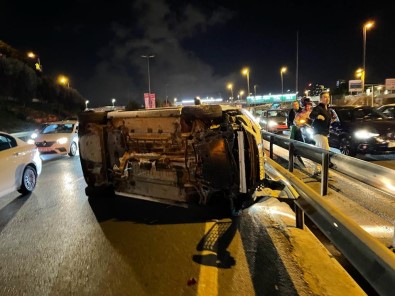 Kagithane'de Meydana Gelen Trafik Kazasinda Otomobil Yan Yatti Açiklamasi 1 Yarali