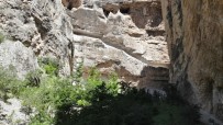 Koruma Altindaki Kanyonda Merdiven Yapmak Için Kayalarin Kazinmasi Yöre Halkinin Tepkisini Çekti