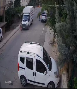 Üzerinden Kamyonet Geçen Çocuk Burnu Bile Kanamadan Kurtuldu