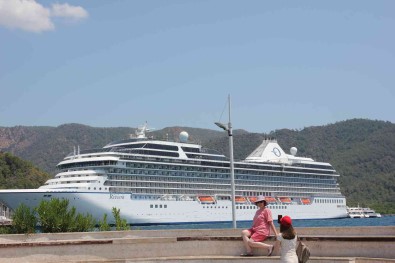 Dev Yolcu Gemisi Marmaris Esnafina Can Suyu Oldu