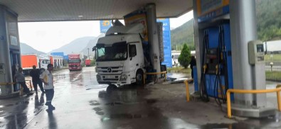Devrilen Hafriyat Kamyonuna Çarpmamak Için Akaryakit Istasyonuna Daldi