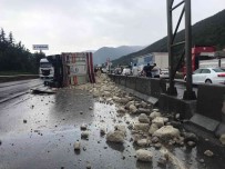 Hafriyat Kamyonu Devrildi, Dolgu Malzemeleri Yola Saçildi