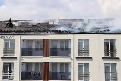 5 Katli Apartmanin Çatisi Alev Alev Yandi