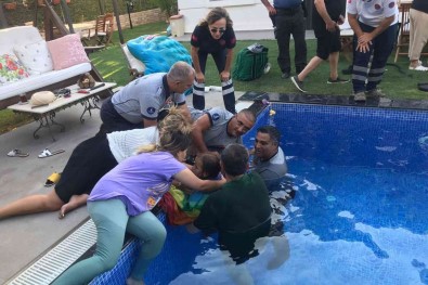 Eli Havuzun Borusuna Sikisan Çocugu Itfaiye Ekipleri Kurtardi