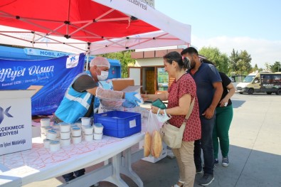 Küçükçekmece'de Vatandaslara Asure Ikrami