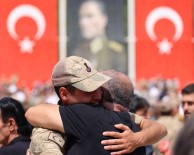 Aileleriyle Kavusan Askerler Gözyaslarina Hâkim Olmadi