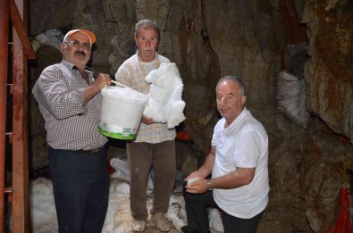 Antalya'nin Toros Daglari'ndaki Kar Obrugu Buzdolabi Gibi Kullaniliyor