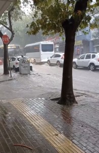 Bursa'da Saganak Yagis Hayati Felç Etti