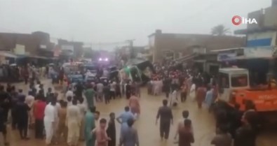 Pakistan'da Kamyon Yolcu Otobüsünün Üzerine Devrildi Açiklamasi 13 Ölü, 5 Yarali