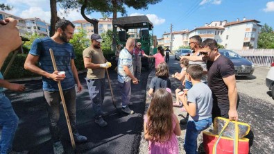 Safranbolu'da Çocuklardan Belediye Isçilerine Dondurma Sürprizi