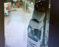 Tir, Akaryakit Istasyonuna Böyle Dalmis