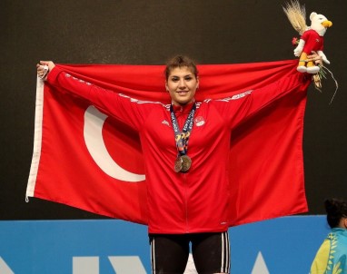 BARÜ Ögrencisi Dilara Uçan, Iki Ayri Rekor Kirarak Altin Madalya Kazandi