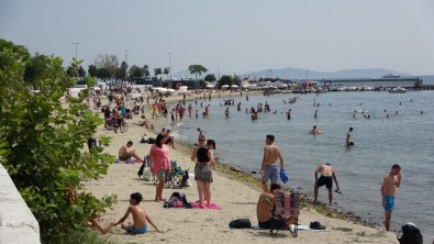 Istanbul 35 Dereceyi Gördü, Caddebostan Sahili'nde Yogunluk Olustu