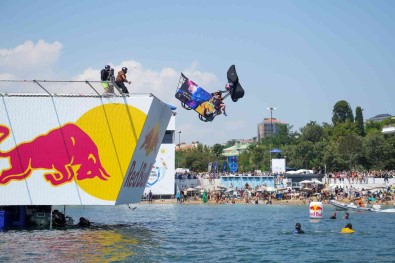 Red Bull Uçus Günü 200 Bini Askin Kisinin Katilimiyla Istanbul'u Uçus Moduna Aldi