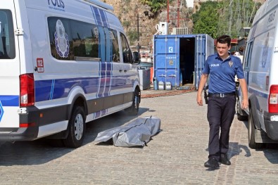 Antalya'da Denizde Erkek Cesedi Bulundu