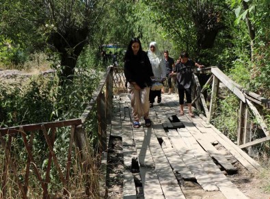 Erzincan'da Turistlerin En Ugrak Yeri Girlevik Selalesi'nin Yolu Ve Kirik Dökük Tahta Köprüleri Tepki Topluyor