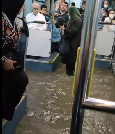 İstanbul'da etkili olan yağış sonrası seyir halindeki İETT otobüsünü su bastı!
