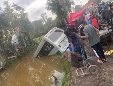 Meksika'da Minibüs Su Kanalina Düstü Açiklamasi 7 Yarali