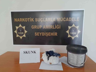 Süpheli Araçta Boya Kutusunda 'Skunk' Ele Geçirildi