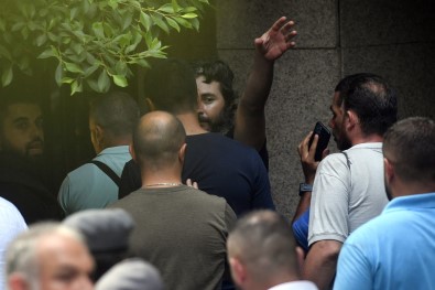 Beyrut'ta Bankadaki Parasini Çekemeyince 6 Kisiyi Rehin Alan Zanli Serbest Birakildi