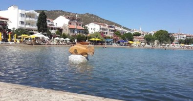 CHP’li belediye heykelcilikte çığır açtı! Denizin içinde 10 tonluk heykel