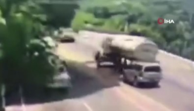 Meksika'da Kaza Yapan Benzin Yüklü Tanker Alev Aldi Açiklamasi 1 Ölü, 5 Yarali