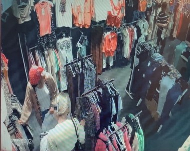 Müsteri Kiligindaki 4 Kadin 8 Dakikada 54 Giysi Çaldi