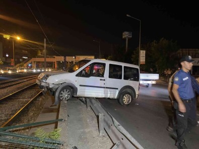 Bursa'da Ticari Araç Metro Rayina Uçtu  Açiklamasi 1 Yarali