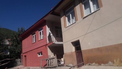 Elazig'daki Depremde Bazi Binalarda Çatlaklar Olustu