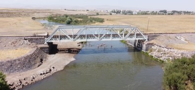 Kars'ta Termometreler 35'I Gördü, Caddeler Bos Kaldi