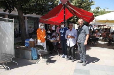 Malazgirt'te Saglikçilar Kahvehaneleri Gezerek Asi Yapti