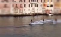 Venedik'teki Büyük Kanal'da Iki Kisi Sörf Yapti