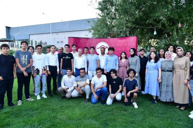 YKS'de Basarili Olan Ögrenciler Ödüllendirildi