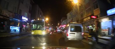 Zikzaklar Çizen Moto Kuryenin Tehlikeli Yolculugu Kamerada