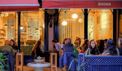 Kadıköy'de 'Boden' isimli kafe iki başörtülü kadını masalar boş olduğu halde 'Yer yok' diyerek içeriye almadı