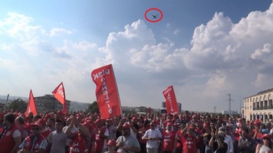 Tekirdağ'da maaş eylemi yapan belediye işçileri, gizli çekim yapan dronu yuhaladı