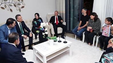 Cumhurbaşkanı Erdoğan Esenler'de kendisini davet eden bir ailenin evine misafir oldu!