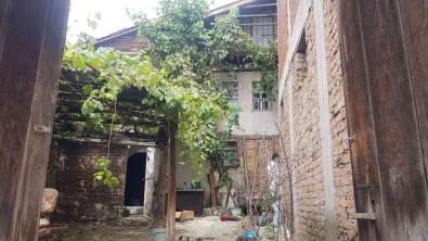 Üzüm Bagi Toplamak Için Çiktigi Ahsap Balkon Sonu Oldu