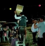 Davuluyla Sov Yaparken Sandalyeden Düstü, Kendinden Geçti Zurnayi Uçurdu